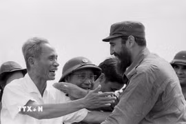 Nhân dân Việt Nam luôn ghi nhớ câu nói nổi tiếng: “Vì Việt Nam, Cuba sẵn sàng hiến dâng cả máu của mình” cùng hình ảnh Vị Tổng Tư lệnh của Cách mạng Cuba cũng là Nguyên thủ quốc gia nước ngoài đầu tiên và duy nhất đến thăm vùng giải phóng Quảng Trị vào tháng 9/1973. Trong ảnh: Thủ tướng Cuba Fidel Castro cùng Thủ tướng Phạm Văn Đồng trong cuộc mít tinh của nhân dân Quảng Trị chào mừng Đoàn đến thăm vùng Giải phóng miền Nam Việt Nam, ngày 15/9/1973. (Ảnh: TTXVN)