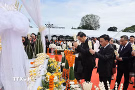 Thường trực Ban Bí thư Trần Cẩm Tú cùng các đồng chí lãnh đạo cấp cao Việt Nam và Lào dâng hoa viếng đồng chí Xaysomphone Phomvihane, Ủy viên Bộ Chính trị, Chủ tịch Quốc hội Lào. (Ảnh: Phương Hoa/TTXVN)