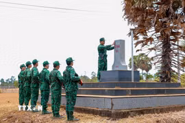 Cán bộ, chiến sỹ Bộ đội Đồn Biên phòng Tân Phú tuần tra, kiểm tra khu vực mốc quốc giới trên tuyến biên giới Tây Ninh. (Ảnh: Minh Phú/TTXVN)