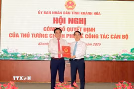 Trao Quyết định phê chuẩn chức vụ Chủ tịch Ủy ban Nhân dân tỉnh Khánh Hòa cho ông Nguyễn Khắc Toàn (bên trái). (Ảnh: TTXVN phát)