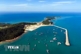 Huyện đảo Cô Tô nhìn từ trên cao. (Ảnh: TTXVN phát)