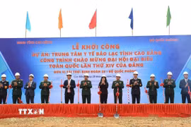 Đại tướng Phan Văn Giang, Bộ trưởng Bộ Quốc phòng, cùng lãnh đạo Bộ Y tế, Ủy ban Nhân dân tỉnh Cao Bằng thực hiện nghi thức khởi công. (Ảnh: TTXVN phát)