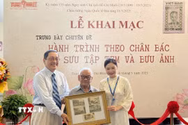 Bảo tàng Thành phố Hồ Chí Minh tiếp nhận bộ tem từ nhà sưu tập Trần Văn Bùi. (Ảnh: Thu Hương/TTXVN)