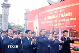 Tổng Bí thư Tô Lâm thắp hương tại Nhà tưởng niệm Chủ tịch Hồ Chí Minh ở di tích đồi E2, tỉnh Điện Biên. (Ảnh: Thống Nhất/TTXVN)