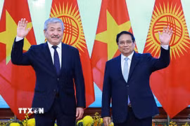 Thủ tướng Phạm Minh Chính và Thủ tướng Kyrgyzstan Adylbek Kasymaliev hội đàm. (Ảnh: Dương Giang/TTXVN)