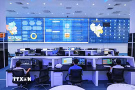 Chính phủ đặt mục tiêu đến năm 2030, Việt Nam sẽ có ít nhất 5 dự án lớn về trí tuệ nhân tạo, công nghệ bán dẫn, nhà máy thông minh và đô thị thông minh.. Trong ảnh: Trung tâm Điều hành thông minh (IOC) tỉnh Bình Dương. (Ảnh: Hoàng Hiếu/TTXVN)