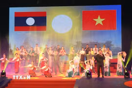 Chương trình giao lưu nghệ thuật Việt Nam-Lào với chủ đề “Nghĩa tình sắt son - Đời đời bền vững.” (Ảnh minh họa: Tường Vi/TTXVN)