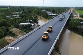 Các nhà thầu huy động tối đa nhân lực, thiết bị thi công cao tốc Cao Lãnh-An Hữu. (Ảnh: Công Trí/TTXVN)