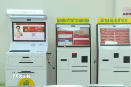Tại Trung tâm Phục vụ hành chính công phường Bình Tân, máy niêm yết thủ tục hành chính, máy nộp thủ tục hành chính trực tuyến cho đến máy tra cứu thông tin quy hoạch… đều được bố trí để người dân có thể thực hiện các thao tác cần thiết ngay tại chỗ. (Ảnh: Hữu Duyên/TTXVN)