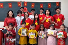 Nhóm Tuổi trẻ Việt thuộc Hội đồng Văn hóa Giáo dục Canada-Việt Nam (CVCEC) trong một buổi dạy tiếng Việt cho các thiếu nhi gốc Việt tại Toronto, Canada. (Ảnh: TTXVN phát)