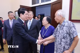 Chủ tịch nước Lương Cường với đại diện gia đình nhân sĩ hữu nghị - tướng lĩnh cách mạng, chuyên gia, cố vấn Trung Quốc từng tham gia giúp đỡ Việt Nam. (Ảnh: Lâm Khánh/TTXVN)