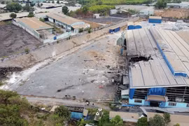 Hiện trường nơi xảy ra vụ nổ lò hơi tại Công ty trách nhiệm hữu hạn gỗ Bình Minh khiến 6 người chết 7 người bị thương. (Ảnh: Sỹ Tuyên/TTXVN)