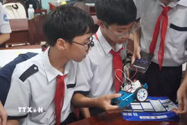 Các sản phẩm robot do chính học sinh thực hiện tại Chương trình “Robotics Day” do Thành Đoàn Đà Nẵng tổ chức. (Ảnh: Khoa Chương/TTXVN)