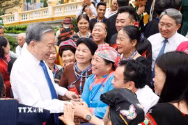 Tổng Bí thư, Chủ tịch nước Tô Lâm với các già làng, trưởng bản, nghệ nhân, người có uy tín tiêu biểu toàn quốc. (Ảnh: Thống Nhất/TTXVN)