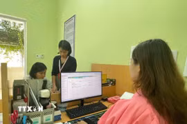 Đội ngũ cán bộ, công chức ở xã Tam Chung phải kiêm nhiệm nhiều lĩnh vực hoặc thực hiện nhiệm vụ chưa đúng với chuyên môn đào tạo. (Ảnh: Hoa Mai/TTXVN)