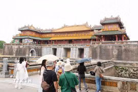 Du khách tham quan Đại Nội Huế. (Ảnh: Nguyên Lý/TTXVN)