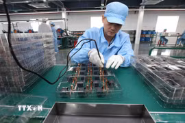 Sản xuất linh kiện điện tử. (Ảnh: Vũ Sinh/TTXVN)