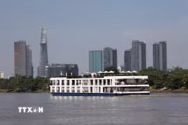 Tàu du lịch hạng sang chở khách tham quan Thành phố Hồ Chí Minh trên sông Sài Gòn. (Ảnh: Hồng Đạt/TTXVN)