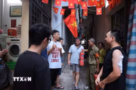 Địa hình ngõ hẹp, nhà ống nên việc chữa cháy gặp rất nhiều khó khăn. (Ảnh: Hoàng Hiếu/TTXVN)