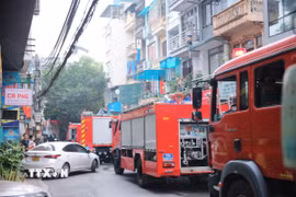 Lực lượng chức năng cố gắng dập tắt đám cháy. (Ảnh: Hoàng Hiếu/TTXVN)