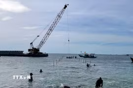 Thi công đê ngầm phá sóng phía ngoài biển Cửa Đại, thành phố Đà Nẵng. (Ảnh: TTXVN phát)