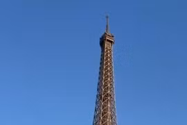 Ngắm nhìn Tháp Eiffel bên dòng sông Seine 