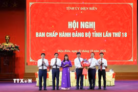 Thường trực Tỉnh ủy Điện Biên tặng hoa chúc mừng Đảng ủy Hội đồng Nhân dân tỉnh nhiệm kỳ 2025-2030. (Ảnh: Trung Kiên/TTXVN)
