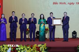 Tổng Bí thư, Chủ tịch nước Tô Lâm trao Nghị quyết của Quốc hội về việc thành lập thành phố Bắc Ninh cho lãnh đạo Thành phố. (Ảnh: Thống Nhất/TTXVN)