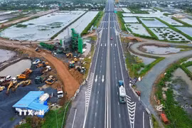 Thi công tại nút giao IC 10 thuộc dự án cao tốc Cần Thơ-Cà Mau. (Ảnh: Tuấn Phi/TTXVN)