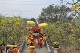 Các bô lão và nhân dân địa phương trang trọng thực hiện nghi thức rước nước vào Thái Miếu để làm lễ bao sái và dâng cúng, mở đầu cho mùa lễ hội linh thiêng tại di sản thế giới. (Ảnh: Thanh Vân/TTXVN)
