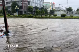 Tại Thanh Hóa vẫn đang mưa to, trên các tuyến đường bị ngập nước tiếp tục dâng cao. (Ảnh: Khiếu Tư/TTXVN)