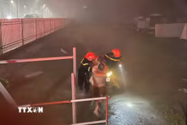 Đội Phòng cháy chữa cháy và Cứu nạn cứu hộ số 1 cứu hộ thành công 4 người bị mắc kẹt trong căn nhà ở phường Trường Vinh. (Ảnh: TTXVN phát)