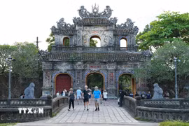 Du khách tham quan Đại Nội Huế. (Ảnh: Nguyên Lý/TTXVN)
