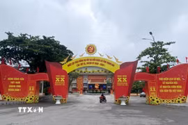 Công tác chuẩn bị trang trí khánh tiết chuẩn bị cho Đại hội Đảng bộ tỉnh Thanh Hóa lần thứ XX, nhiệm kỳ 2025- 2030 diễn ra từ ngày 14-16/10. (Ảnh: Việt Hoàng/TTXVN)