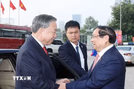 Thủ tướng Phạm Minh Chính đón Tổng Bí thư Tô Lâm đến dự đại hội. (Ảnh: TTXVN)