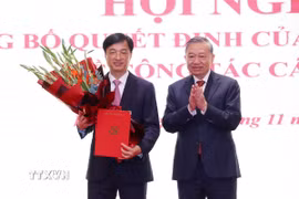 Tổng Bí thư Tô Lâm trao Quyết định của Bộ Chính trị điều động, phân công, chỉ định đồng chí Nguyễn Duy Ngọc giữ chức Bí thư Thành ủy Hà Nội nhiệm kỳ 2025-2030. (Ảnh: Văn Điệp/TTXVN)