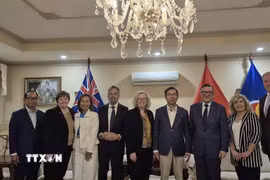 Đại sứ Phạm Hùng Tâm (thứ tư từ phải sang) và bà Sharon Claydon - Phó Chủ tịch Quốc hội Australia (thứ năm từ phải sang) cùng các thành viên nòng cốt sáng lập Hội Nghị sỹ Hữu nghị Australia-Việt Nam (Ảnh: TTXVN phát)