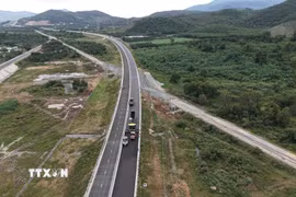 Tuyến cao tốc Vân Phong-Nha Trang. (Ảnh Đặng Tuấn/ TTXVN)