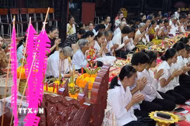 Sene Dolta là một lễ lớn trong năm của đồng bào Khmer, thể hiện sự hiếu đạo của con cháu, những người còn sống đối với tổ tiên, ông bà, những người thân đã khuất. (Ảnh: TTXVN phát)