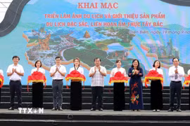 Các đại biểu cắt băng khai mạc chuỗi các hoạt động trong khuôn khổ Festival Tinh hoa Tây Bắc 2025. (Ảnh: Trung Kiên/TTXVN)