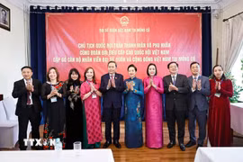 Chủ tịch Quốc hội Trần Thanh Mẫn và Phu nhân với đại biểu. (Ảnh: Doãn Tấn/TTXVN)
