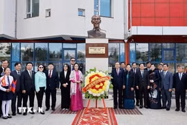Chủ tịch Quốc hội Trần Thanh Mẫn và Phu nhân cùng đại biểu chụp ảnh lưu niệm tại Tượng đài Chủ tịch Hồ Chí Minh ở Trường số 14 mang tên Chủ tịch Hồ Chí Minh. (Ảnh: Doãn Tấn/TTXVN)