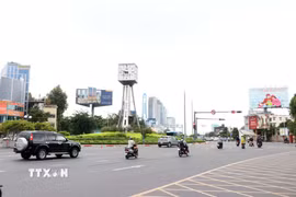 Tình hình giao thông tại khu vực vòng xoay Nguyễn Bỉnh Khiêm được cải thiện rõ rệt, các phương tiện di chuyển thông suốt sau gần 2 tháng triển khai điều chỉnh. (Ảnh: Tiến Lực/TTXVN)