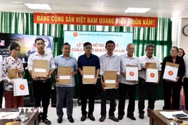 Trao kỷ vật, hồ sơ cho người nhà của các cán bộ đi B. (Ảnh: Sỹ Thắng/TTXVN)