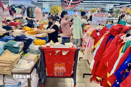 Hoạt động mua sắm nhộn nhịp tại khu thời trang trong siêu thị ở Thành phố Hồ Chí Minh. (Ảnh: Hương Giang/TTXVN)