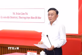 Đồng chí Trần Cẩm Tú, Ủy viên Bộ Chính trị, Thường trực Ban Bí thư truyền đạt Chuyên đề “Xây dựng Đảng trong sạch, vững mạnh toàn diện, “Là đạo đức, là văn minh” đảm đương sứ mệnh lãnh đạo, cầm quyền trong Kỷ nguyên phát triển mới” với các học viên Lớp bồi dưỡng, cập nhật kiến thức đối với Ủy viên Ban Chấp hành Trung ương Đảng khóa XIV (Lớp thứ nhất). (Ảnh: Phương Hoa/TTXVN)