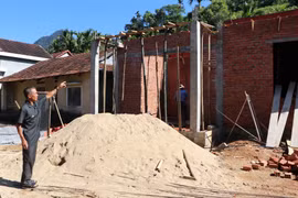Ông Hồ Văn Ngoạt, xã Thanh Bồng vui mừng nhìn mái ấm kiên cố được xây dựng sau nhiều năm sống trong cảnh tạm bợ. (Ảnh: Đinh Hương/TTXVN)