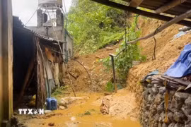 Hiện trường taluy dương sạt lở phía sau nhà dân tại thôn Bản Vai, xã Bát Xát sau trận mưa lớn rạng sáng 1/8. (Ảnh: TTXVN phát)