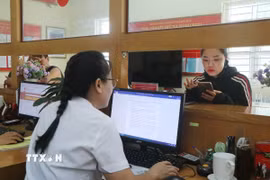 Cán bộ, nhân viên tại Trung tâm hành chính công tỉnh Thái Nguyên. (Ảnh: Vũ Hoàng Giang/ TTXVN)
