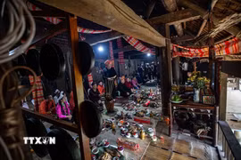 Mo Mường là nghi lễ dân gian của Mường do thầy mo thực hiện trong tang lễ, chứa đựng tri thức, tín ngưỡng. (Ảnh: Lưu Trọng Đạt/TTXVN)